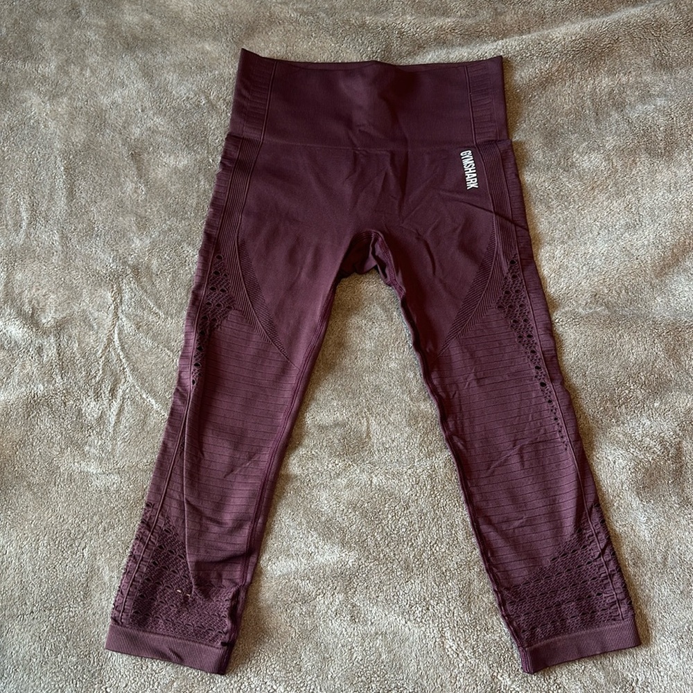 Women’s gymshark 3/4 capri dark pink/purple pants - size small